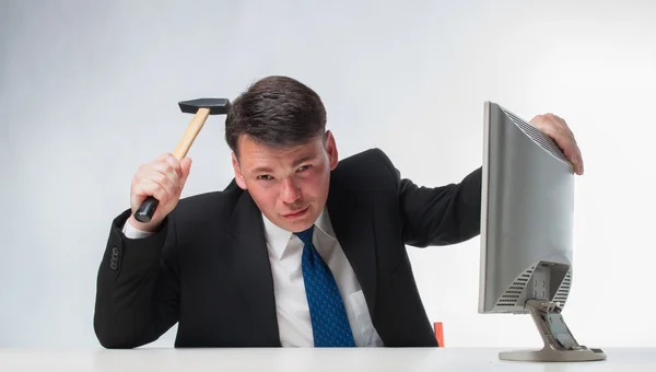 Homens irritados segurando martelo sobre monitor PC — Fotografia de Stock