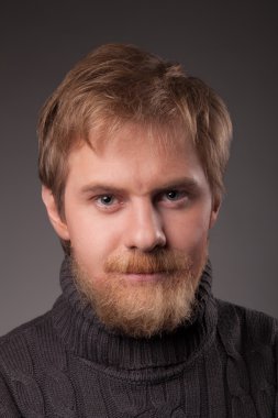 Kızıl sakallı adam