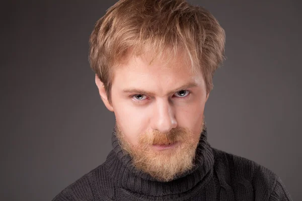 Kızıl sakallı adam