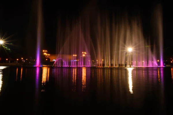 Helle Farbe Brunnen in der Nacht — Stockfoto