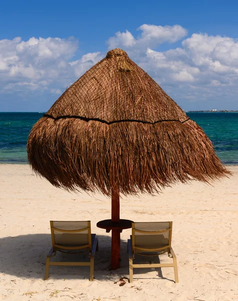 Kum plaj şemsiyesi — Stok fotoğraf