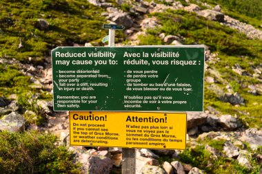 Uyarı işaretleri Gros Morne Mountain
