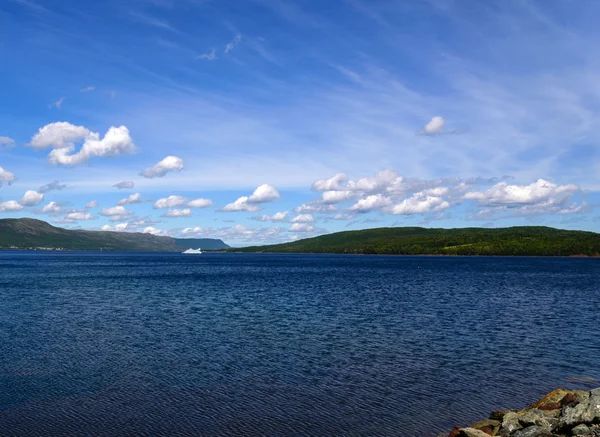 Balıkçı köyü Newfoundland sahil şeridi üzerinde