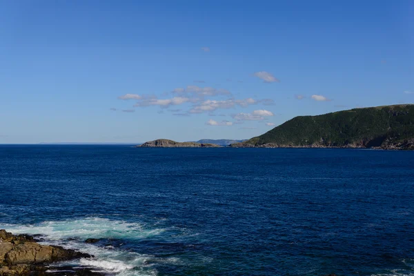 Balıkçı köyü Newfoundland sahil şeridi üzerinde