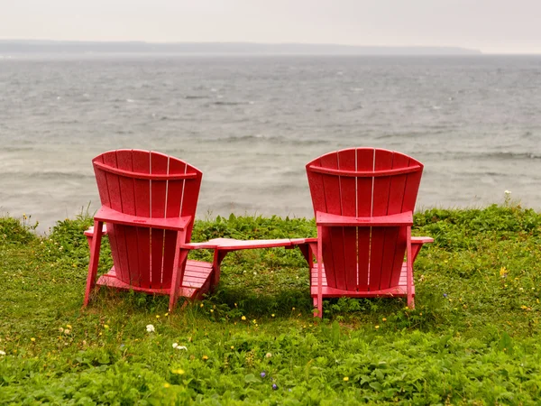 Par de cadeiras em Trout River Pond — Fotografia de Stock