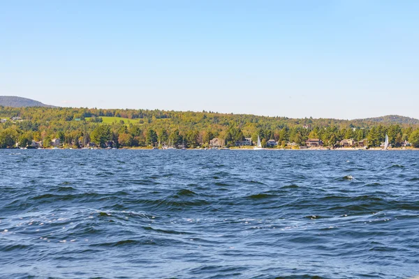 Rivage avec arbres et bâtiments — Photo