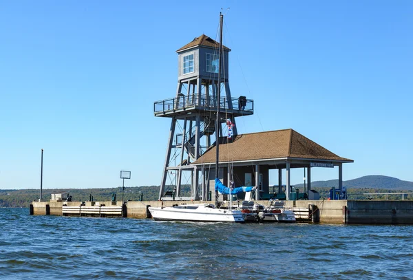 Weißes Schiff im Hafen — Stockfoto