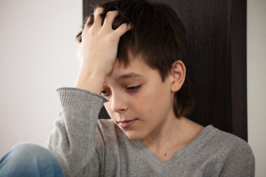 üzgün genç çocuk