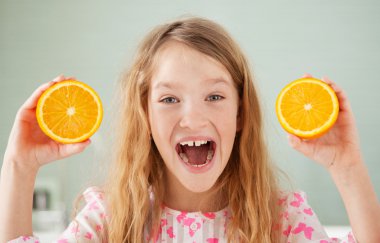 Portakallı neşeli kız