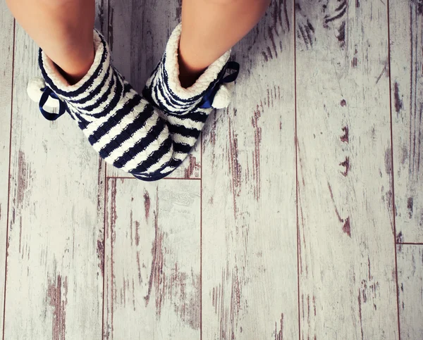 Pantofole calde sul pavimento di sfondo — Foto Stock