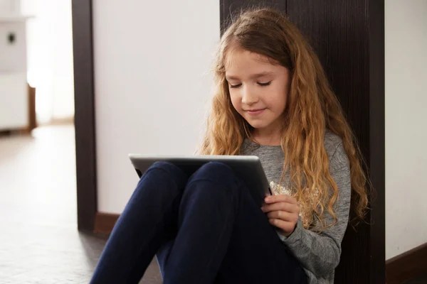 Child playing at tablet — Stock Photo, Image