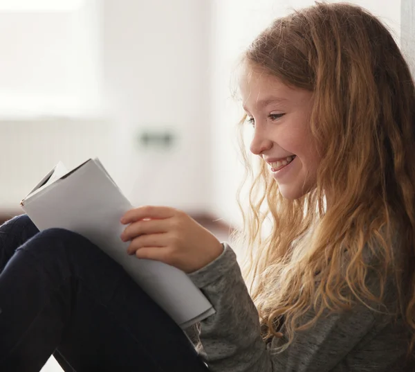 Ragazza lettura libro — Foto Stock