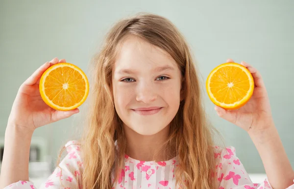 Chica alegre con naranja — Foto de Stock