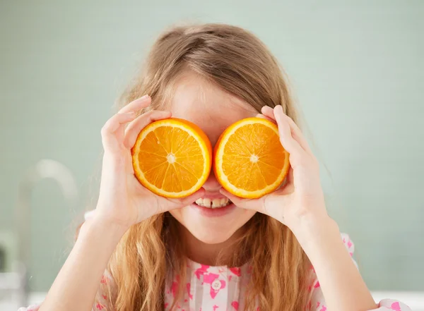 Chica alegre con naranja — Foto de Stock