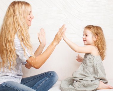 Anne bebekle oynuyor.