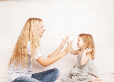 Anne bebekle oynuyor.