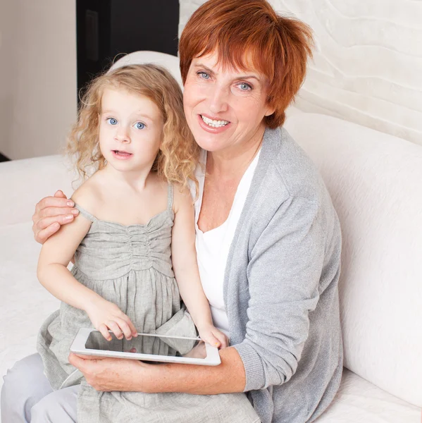 Familj med tablet PC på soffa — Stockfoto