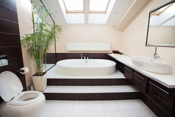 Современная ванная комната дома — стоковое фото