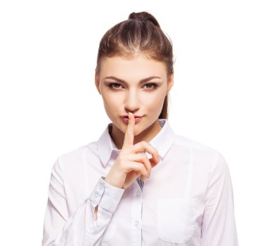 Genç kadın, parmağını dudaklarına bağlı