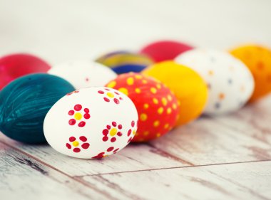 Tahta üzerinde yumurtalar