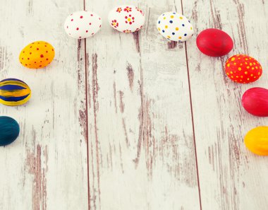 Tahta üzerinde yumurtalar