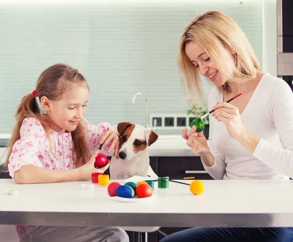 Mãe e criança pintando ovos — Fotografia de Stock