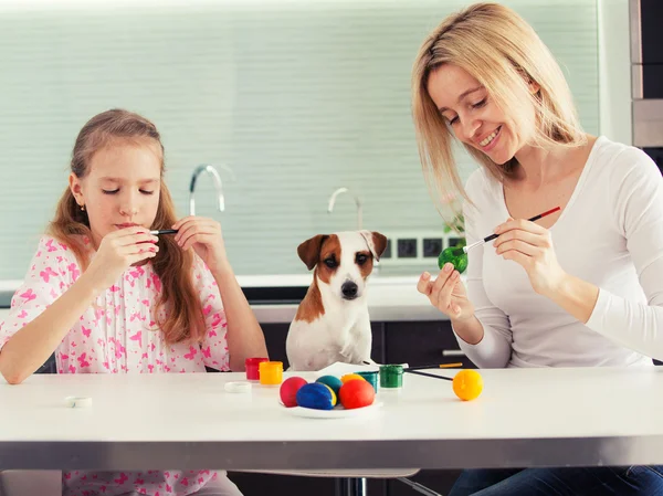 Mor och barn målning ägg — Stockfoto