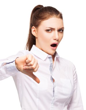 Kadın baş parmaklarını aşağı gösteriyor