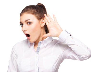 Kulağı için elini koydu kadına kulak misafiri olur