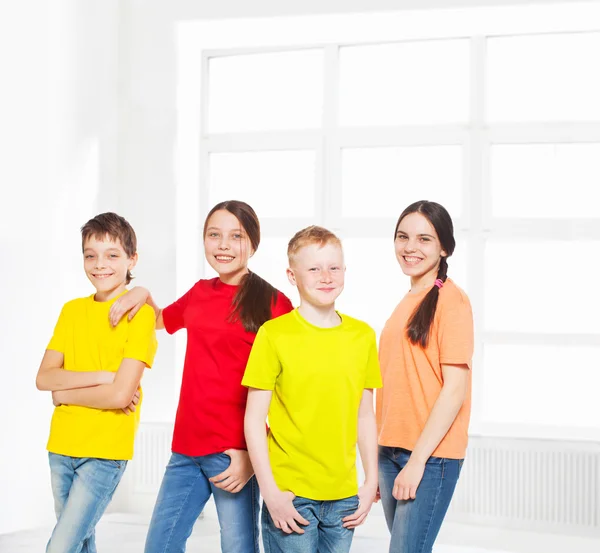 Šťastný skupiny dětí izolovaných na bílém pozadí. S úsměvem teen. — Stock fotografie