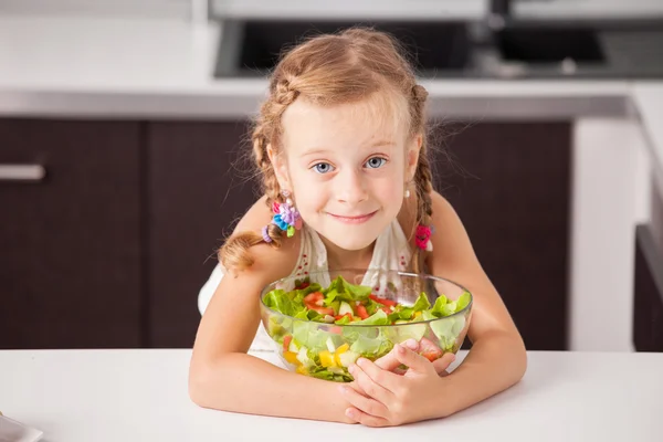 Kleines Mädchen isst Gemüsesalat — Stockfoto