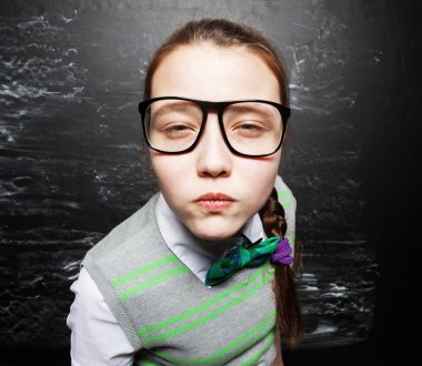 Kız yanında yazı tahtası