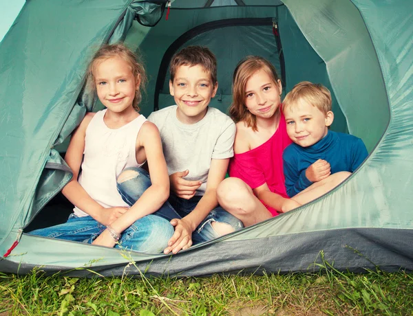 在一个帐篷里的孩子 — 图库照片