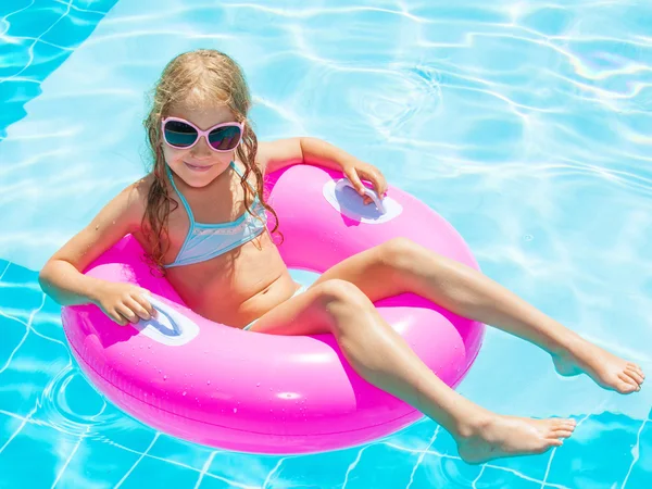 Fille sur anneau gonflable dans la piscine — Photo