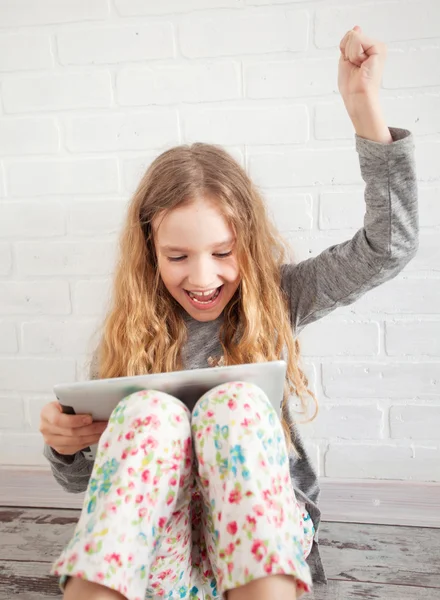 Barn med tablett — Stockfoto