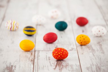 Tahta üzerinde yumurtalar