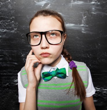 Kız yanında yazı tahtası