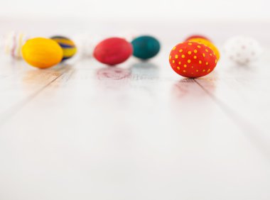 Tahta üzerinde yumurtalar