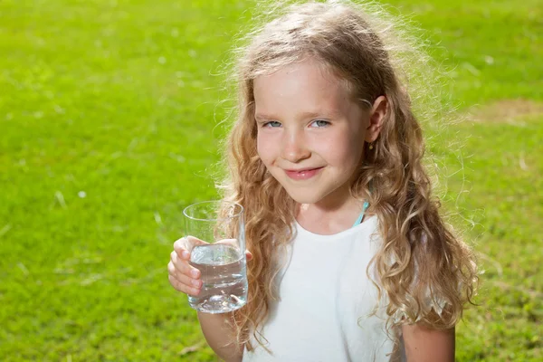 Bambino acqua potabile — Foto Stock