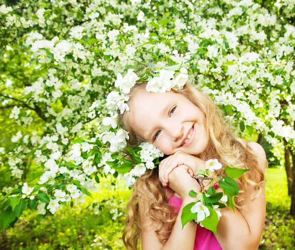 Niño en primavera —  Fotos de Stock