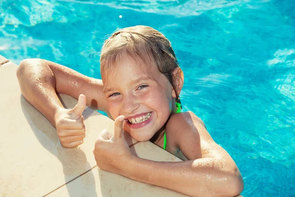 Lyckligt barn på pool — Stockfoto