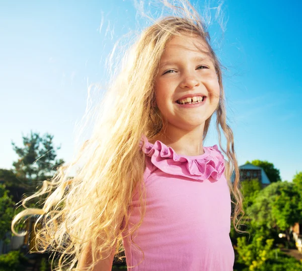 Mutlu çocuk açık havada — Stok fotoğraf