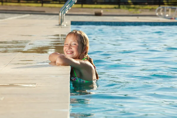 Enfant heureux à la piscine — Photo