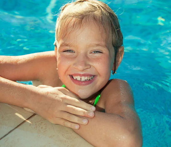 Lyckligt barn på pool — Stockfoto