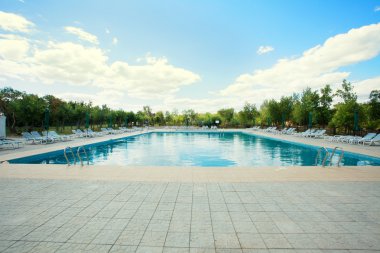 Havuz mavi su ile açık havada