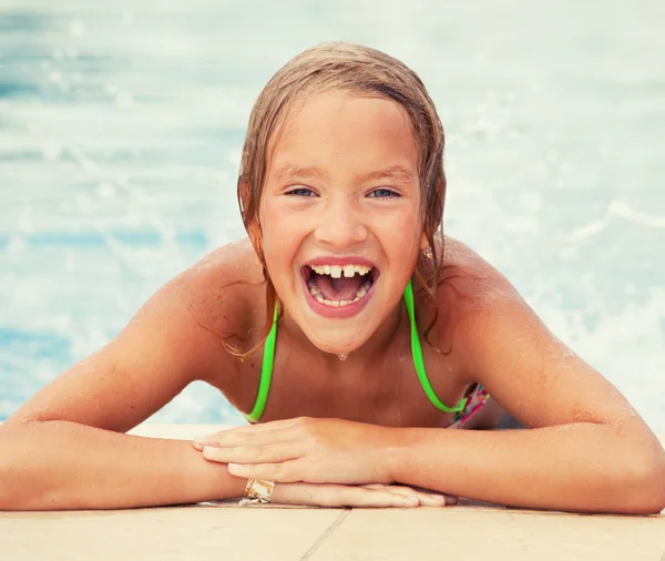 Enfant heureux à la piscine — Photo