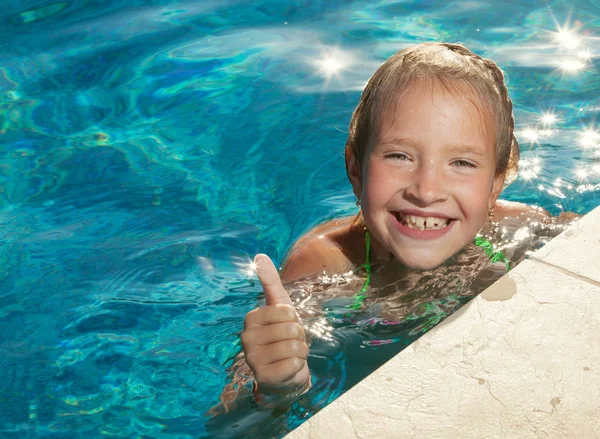 Gelukkig kind bij zwembad — Stockfoto