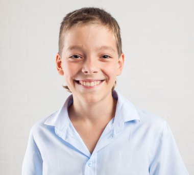 mutlu gülümseyen genç