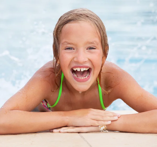 Criança feliz na piscina — Fotografia de Stock