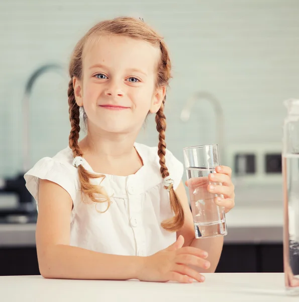 Bambino acqua potabile a casa — Foto Stock